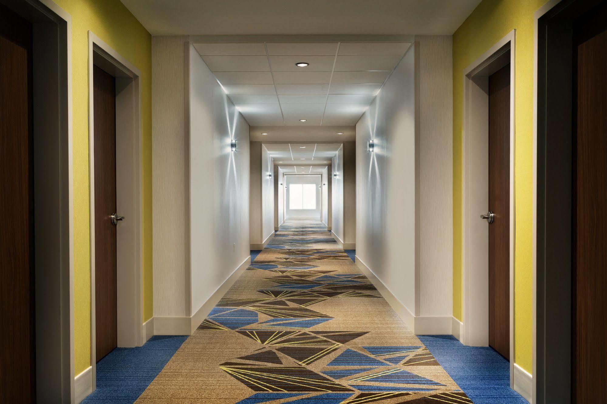 Holiday Inn Express & Suites - Columbus Airport East By Ihg Экстерьер фото